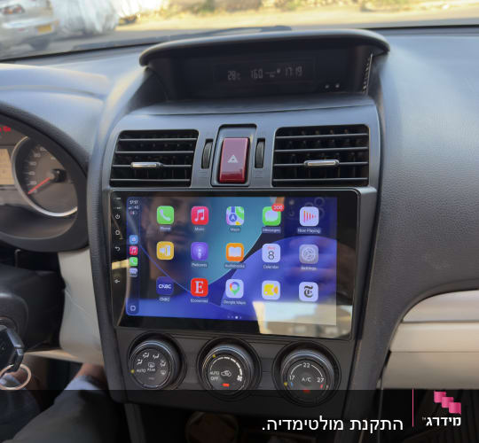 מערכת מולטימדיה ברכב עם מסך מגע